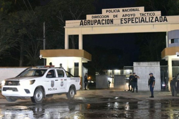 Esposado y sin su gorra: Las imágenes más duras de Ronaldinho tras recibir prisión preventiva