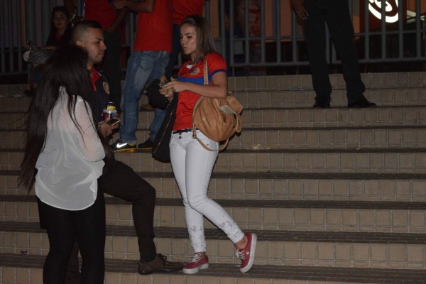 La belleza tica que apoyó a su selección en el juego eliminatorio ante Jamaica