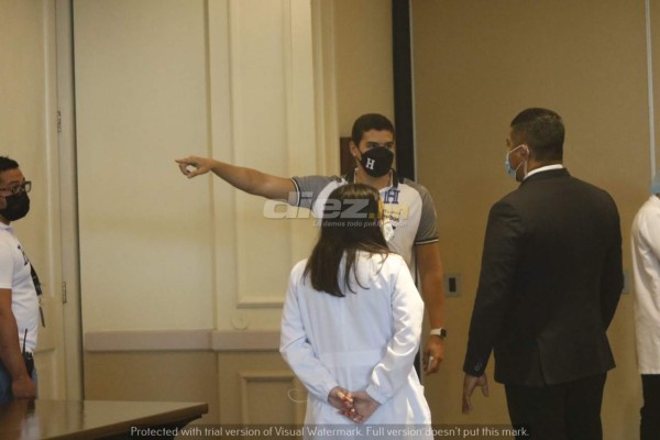 Bien resguardados, con pruebas PCR y muy sonrientes; así arribó la Selección de Honduras a El Salvador