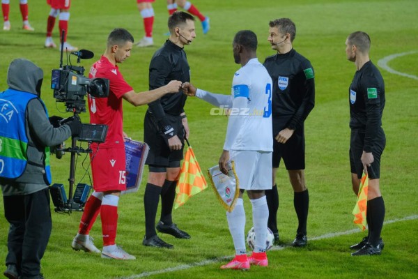 La broma de un bielorruso a Alberth Elis, el intercambio de camisetas entre catrachos y europeos y el frío en las gradas
