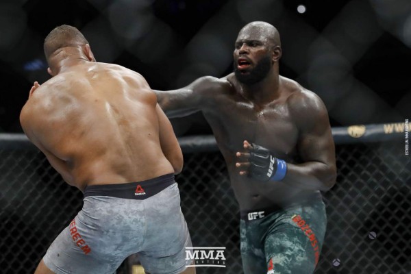 ¡Terribles fotos! De un brutal golpe le rompen los labios a un peleador en la UFC