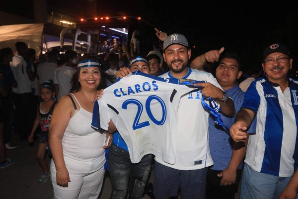 Lo que no se vio en TV: Espectacular despedida en Texas y le quitaron la camisa de Elis a un hincha