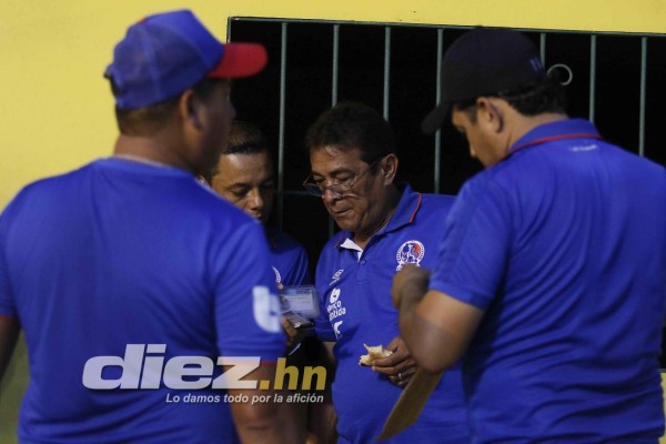 NO SE VIO EN TV: La cábala de Javier Padilla y los besos desde el banquillo