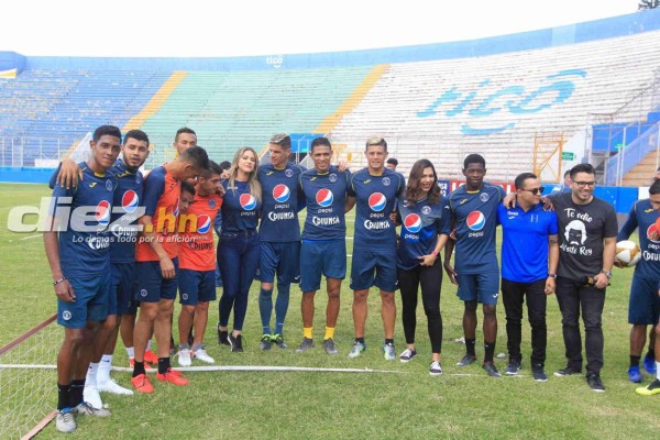 Bella presentadora olimpista sorprende a jugadores del Motagua llevándoles comida al entrenamiento
