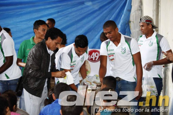 FOTOS: Jugadores del Platense regalan a niños mochilas con útiles escolares