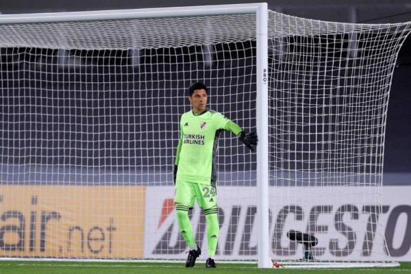 Las insólitas imágenes de Enzo Pérez jugando de portero con River Plate ¡y lesionado!