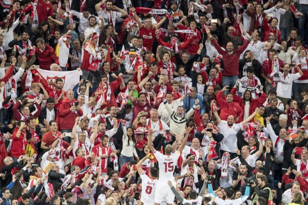 Locura de jugadores y aficionados del Sevilla por su título de Europa League