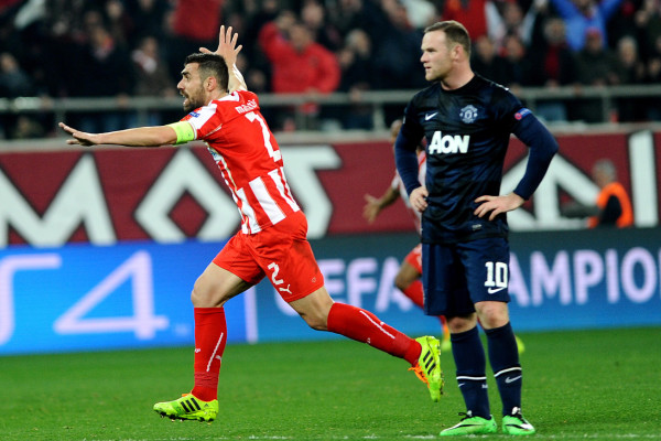 Olympiacos gana 2-0 y deja en coma al Manchester United