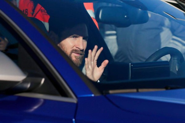 Los lujosos autos en que llegan jugadores del FC Barcelona a los entrenamientos