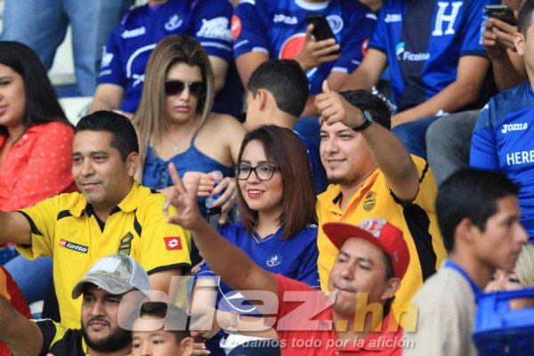 ¡Mamacitas! Las chicas más lindas que llegaron al estadio Nacional