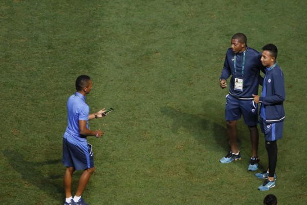 Día de selfies en la Selección de Honduras durante el reconocimiento del estadio Mané Garrincha