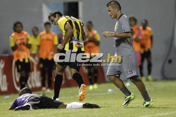 Con triplete de Cardozo Real España vence a Parrillas One.