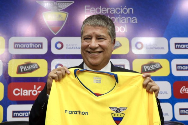 Los currículums que tuvo Fenafuth previo a contratar a Fabián Coito