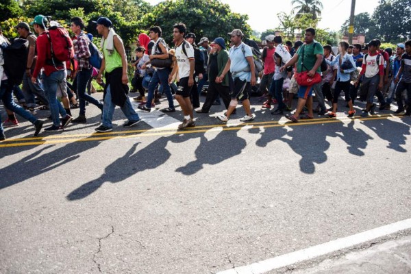 FOTOS: Desmayadas, frío y mucho sufrimiento en caravana de migrantes