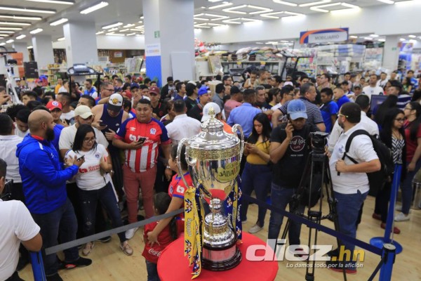 ¡Locura por la 31! Así fue la firma de autógrafos de Olimpia junto a sus aficionados