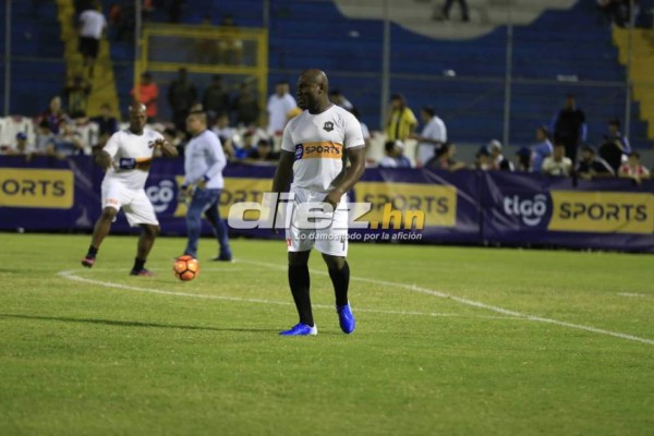 Fuegos artificiales, golazos y mucha alegría: Los mejores flashazos del Duelo de Leyendas en Honduras