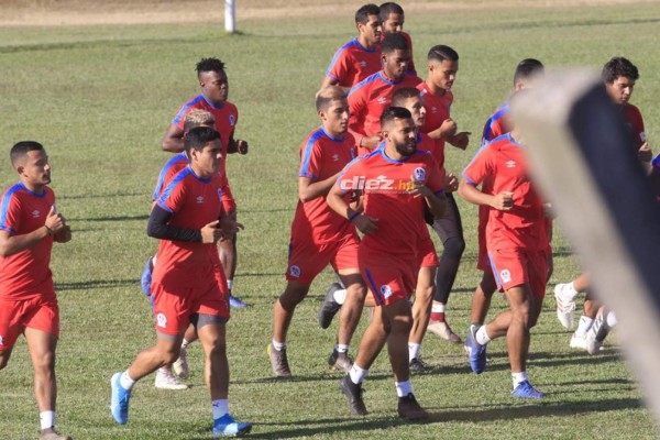 Pasillo, ausencias y aficionados en el primer entrenamiento del Olimpia del 2020