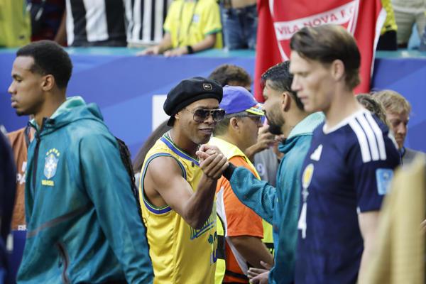 Gesto de Ronaldinho en el regreso de Neymar, show de Vinicius y las brasileñas