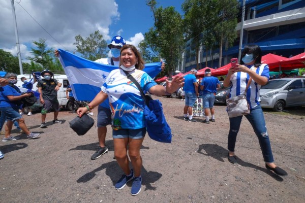 ¡Ambientazo! Hondureños se hacen sentir en el Cuscatlán y hasta Francisco Morazán llegó con su traje de general