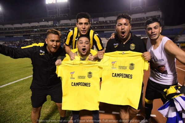 ¡Besos y gritos! La eufórica celebración de Real España, campeón de la Copa Premier