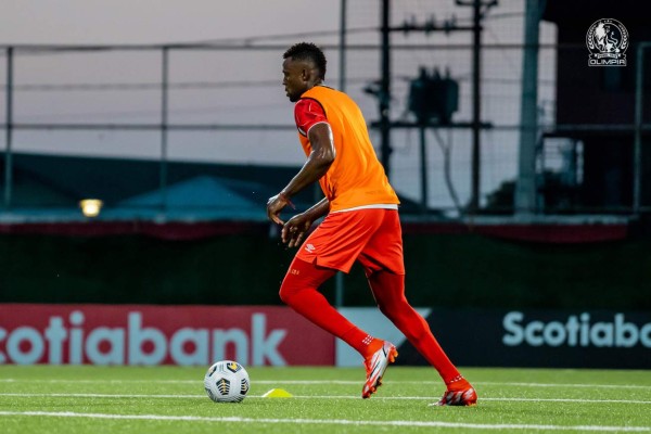 Agotados, pero sin perder la sonrisa tras un largo viaje: Así fue el reconocimiento de cancha del Olimpia en Surinam