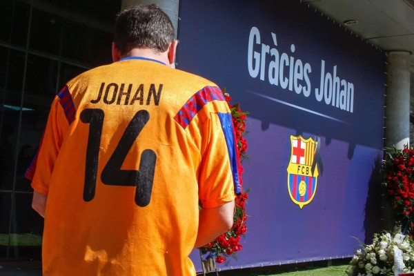Así se despide la afición del Barcelona de Johan Cruyff en el Camp Nou