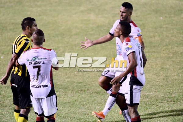 No se vio por TV: Discusión Garrido-Claros, chicas hermosas y catrachos del Alajuelense se lucen