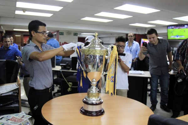 ¡LINDAS! Las espectaculares chicas que custodian la Copa Salva Vida