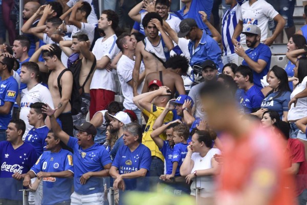 ¡Caos en Brasil! Desciende el Cruzeiro y el estadio se convierte en zona de guerra