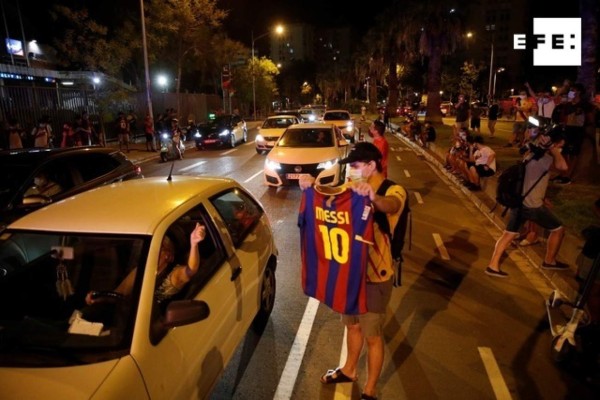 Messi pide irse del Barcelona y así reaccionan los aficionados en las afueras del Camp Nou