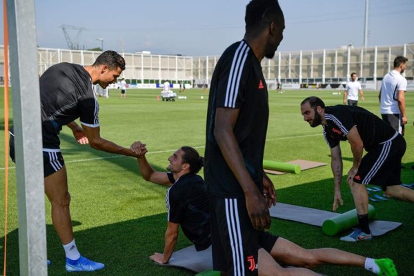 El saludo con Higuaín, la 'ola' de abrazos y el hermoso gesto, así fue la vuelta de Cristiano a la Juventus&nbsp;&nbsp;