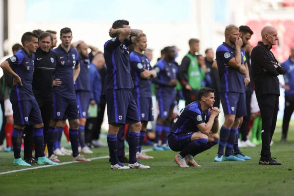 Las impactantes imágenes de Eriksen tras desplomarse: Lágrimas, el dolor de su familia y salió consciente