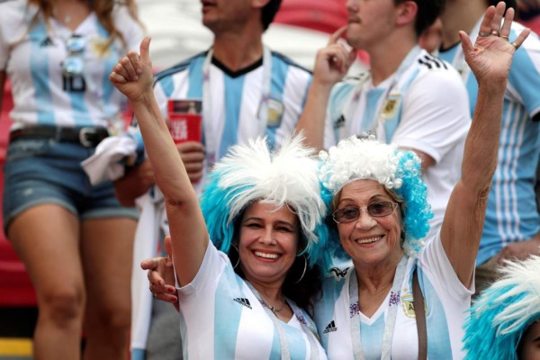 ¡HERMOSAS! Las bellas chicas en el juego entre Francia y Argentina en Rusia 2018