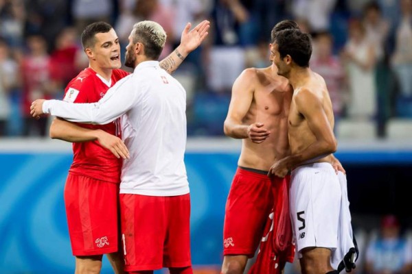 ¿Quién es la rubia? Costa Rica se despide con dignidad y el cambio de camisas