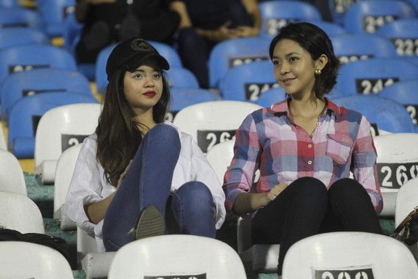 ¡HERMOSAS! Una Reina de Belleza entre las chicas lindas que asistieron a los estadios