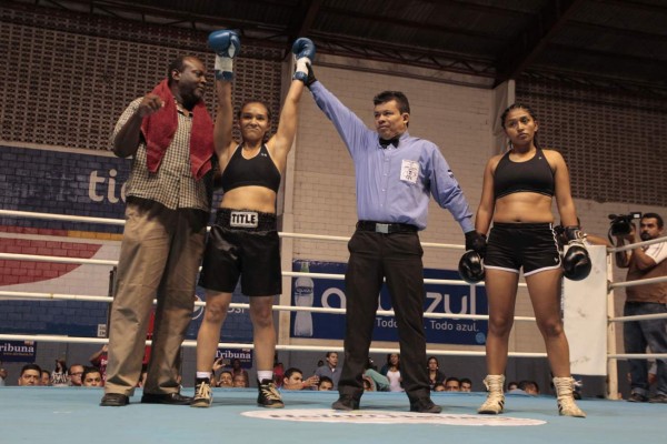 Noche de combates en la Villa Olímpica.