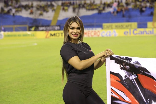 Las lindas chicas que llegaron al clásico entre Real España ante Olimpia