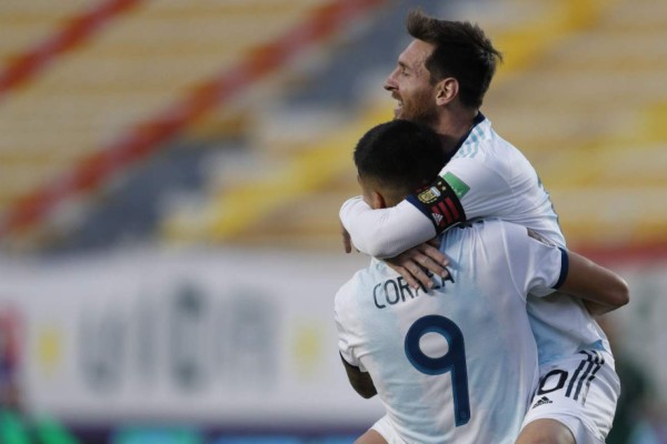 Fotos: La pelea de Messi al final del partido y Scaloni se metió a la cancha a celebrar un gol