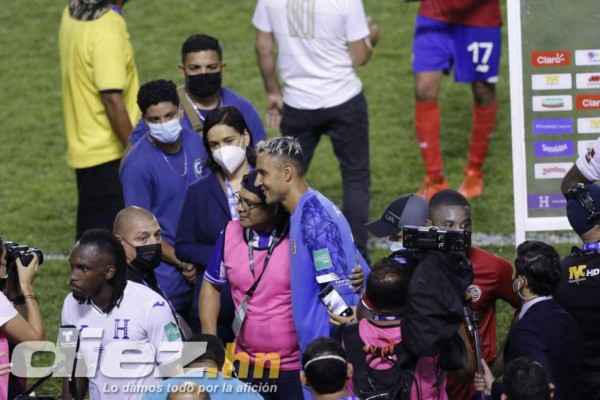 Un ejemplo para todos los futbolistas: Keylor Navas se fotografió con hondureños, siempre amable y con una sonrisa