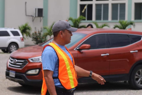 Carlos Tábora sirve a Dios en parqueos de iglesia La Cosecha en San Pedro Sula