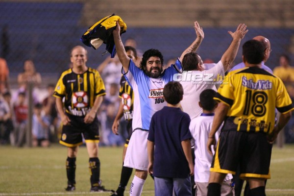 ¡Hotel y camisa de Motagua! El día que Diego Maradona visitó el Estadio Olímpico