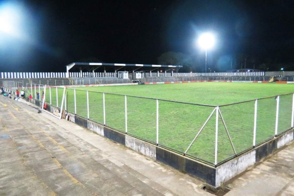 Los feos y raros estadios en El Salvador, Nicaragua y Guatemala