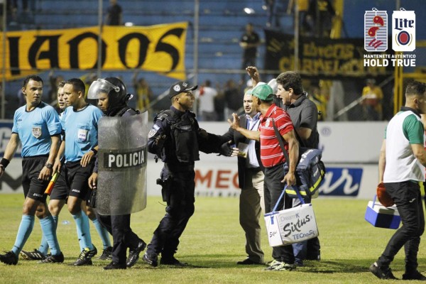 NO SE VIO: Vargas pierde los estribos, la bella chica y la euforia aurinegra