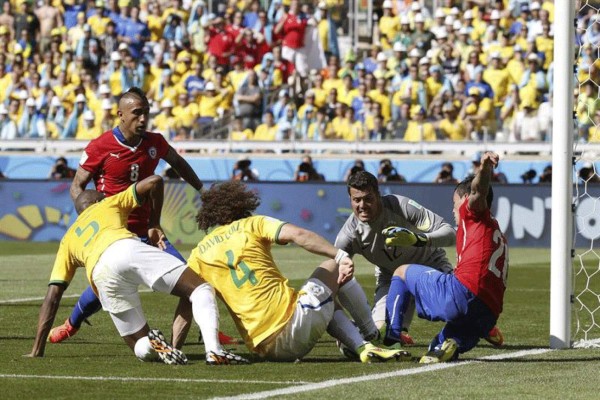 Brasil eliminó a Chile en los penales y pasó a cuartos.