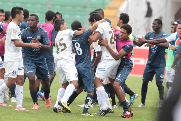 Olimpia-Motagua reserva se fueron a los golpes