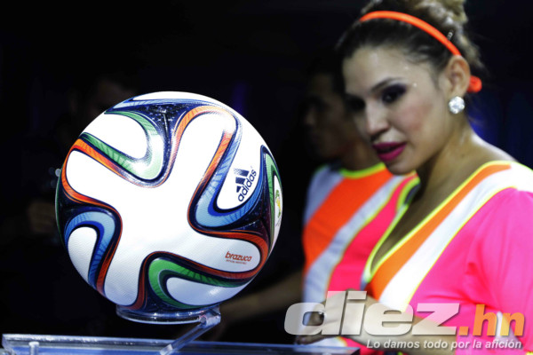 Diunsa presentó el balón oficial del Mundial Brasil 2014.