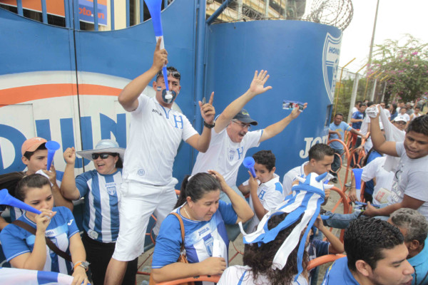 Ambiente Honduras vrs Canadá en el Olímpico