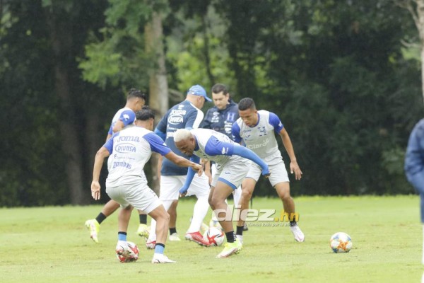 'Bolillo' Gómez recibe a viejo conocido en el entrenamiento de Honduras; el mano a mano de Elis con Choco Lozano