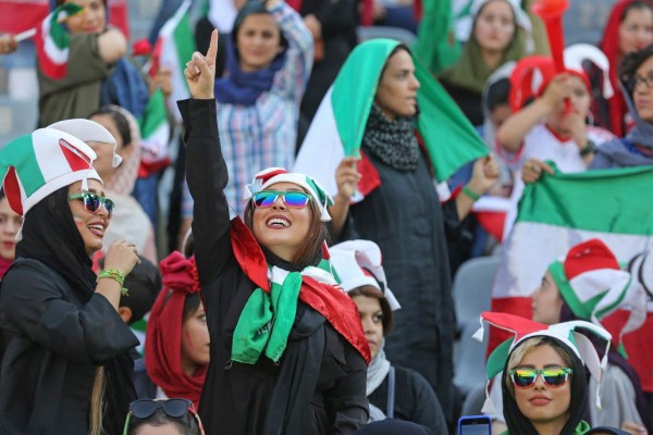 Euforia total: Por primera vez, mujeres asisten a un partido oficial de futbol en Irán