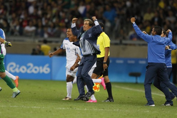 La eufórica celebración de Jorge Luis Pinto tras el pase de Honduras a semifinales